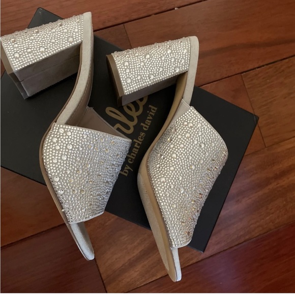 New with box Charles David 8.5 silver block heel - Picture 7 of 7